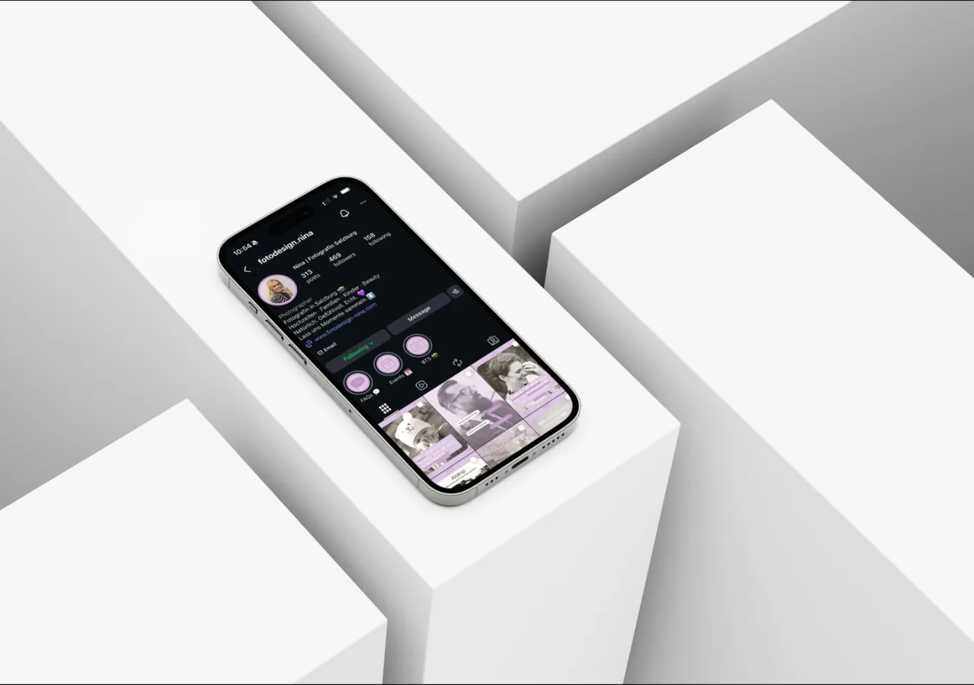 Fotodesign Nina — Instagram profile on white plinths